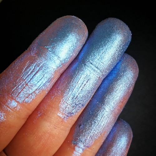 PURE PIGMENT Electric Blue swatch - czysty, sypki pigment kosmetyczny do powiek i ciała