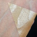 PURE PIGMENT Golden Chiffon swatch - czysty, sypki pigment kosmetyczny do powiek i ciała