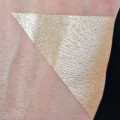PURE PIGMENT Golden Chiffon swatch - czysty, sypki pigment kosmetyczny do powiek i ciała