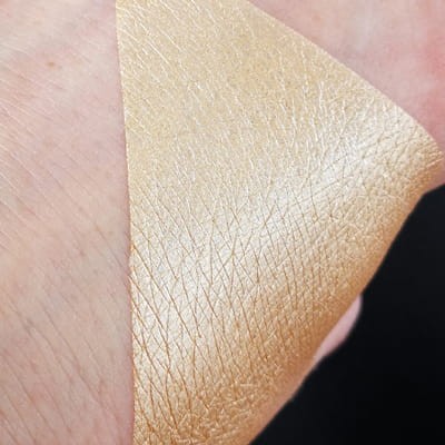PURE PIGMENT Golden Chiffon swatch - czysty, sypki pigment kosmetyczny do powiek i ciała