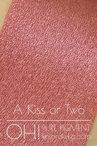 OH! PURE PIGMENT A Kiss or Two swatch - czysty, sypki pigment kosmetyczny do powiek i ciała